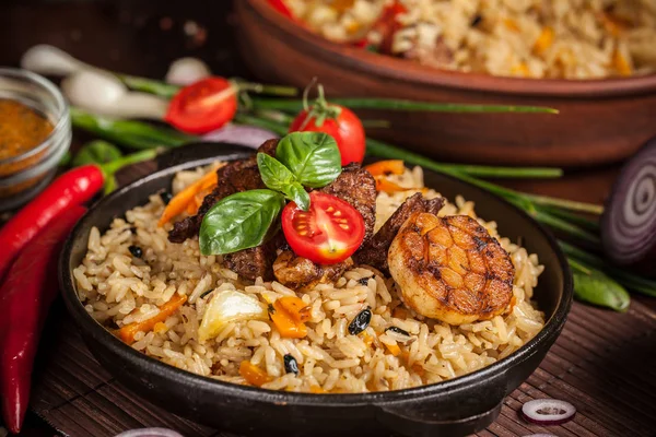 Concetto Cucina Orientale Pilaf Uzbeko Fatto Casa Agnello Servito Pentole — Foto Stock