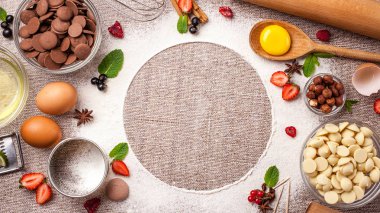 Pasta, kek, hamur işleri ve bisküvi yemek kavramı. Şekerleme hisse senedi yalanlar üzerine bir tablo, corolla, yumurta, beyaz, süt, siyah çikolata, un ve çilek, çilek, nane, metin alanı ile