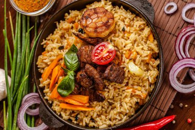 Dökme demir tencere içinde kuzu üzerinden Ev yapımı özbek pilavı servis.