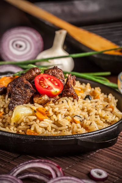 Concept Cuisine Orientale Ouzbèke Pilaf Plov Dans Une Poêle Fonte — Photo