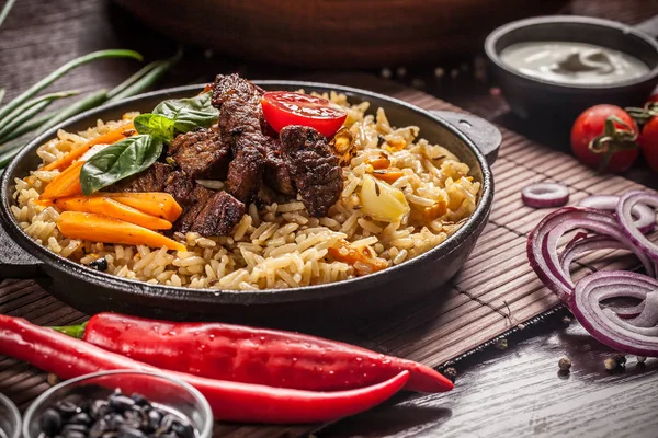 Concetto Orientale Cucina Uzbeka Pilaf Plov Una Padella Nera Ghisa — Foto Stock