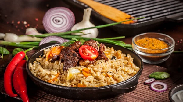 Concetto Orientale Cucina Uzbeka Pilaf Plov Una Padella Nera Ghisa — Foto Stock