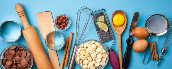 Pişirme genel kavram ya da pişirme arka plan çerçeve. Malzemeler, kek pişirme için mutfak öğeleri. Mutfak eşyaları, un, yumurta, tarçın, beyaz, süt ve siyah çikolata. Metin alanı, üstten görünüm.