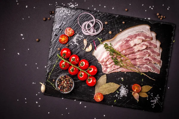 쇠고기 송아지 돼지고기 양고기 스테이크의 검은색 향신료 포크에 세라믹 접시에 — 스톡 사진