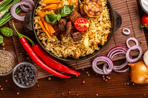 Hausgemachte Usbekische Pilaf Vom Lamm Serviert Gusseisernem Kochgeschirr — Stockfoto