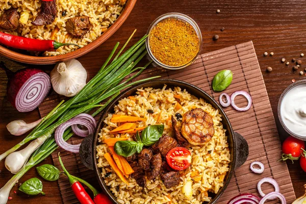 Dökme demir tencere içinde kuzu üzerinden Ev yapımı özbek pilavı servis.