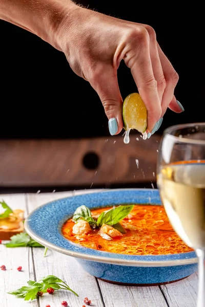 Страви Італійської Кухні Дівчина Ресторані Їсть Рибний Суп Морепродуктів Лосось — стокове фото