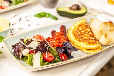 Bir İtalyan kahvaltısı kavramı. omlet ve salata. arka plan görüntüsü. Kopya alanı, seçici odak