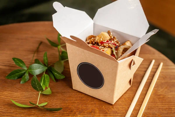 Концепція Вуличної Їжі Китайський Японський Локшиною Курка Овочі Одноразові Паперові — стокове фото