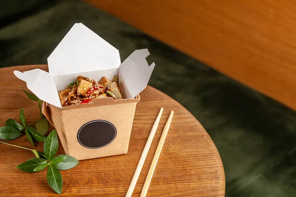 Концепція Вуличної Їжі Китайський Японський Локшиною Курка Овочі Одноразові Паперові — стокове фото