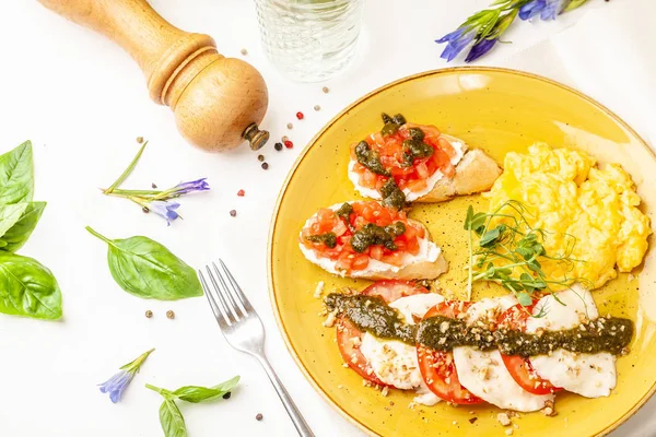 Das Konzept Eines Italienischen Frühstücks Ein Gericht Caprese Aus Tomaten — Stockfoto