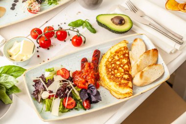 Bir İtalyan kahvaltısı kavramı. omlet ve salata. arka plan görüntüsü. Kopya alanı, seçici odak