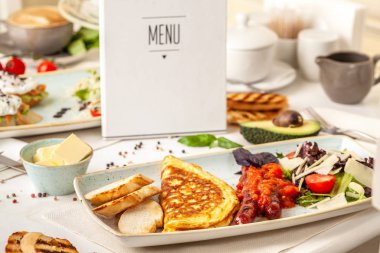 Bir İtalyan kahvaltısı kavramı. omlet ve salata. arka plan görüntüsü. Kopya alanı, seçici odak