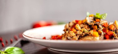 Portekizce mutfağı. Portekizce sebzeli tavuk. arka plan görüntüsü. Kopya alanı, seçici odak