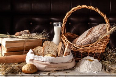 Bütün tahıl ekmeği kavramı. Un ve malzemeler ahşap bir masa, ekmek ve rulolar gelen pirinç, buğday un. Gluten free ekmek. Kopya alanı, seçici odak