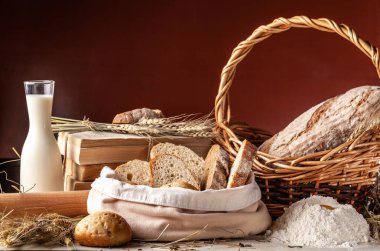 Bütün tahıl ekmeği kavramı. Un ve malzemeler ahşap bir masa, ekmek ve rulolar gelen pirinç, buğday un. Gluten free ekmek. Kopya alanı, seçici odak