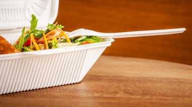 Vejetaryen ve sağlıklı beslenme kavramı. Bezelye, salata, ogretsami, domates, zeytin ve yulaf lapası Eko-kutusunda gıda nişasta dan beşamel sos. mahvolmuş kişisel zararlı olan yemekleri. Kopya alanı, seçici odak