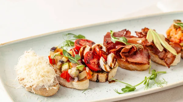 Koncepcja Włoskiej Kuchni Turystycznym Śniadanie Restauracji Różnych Bruschetta Długim Szyldzie — Zdjęcie stockowe