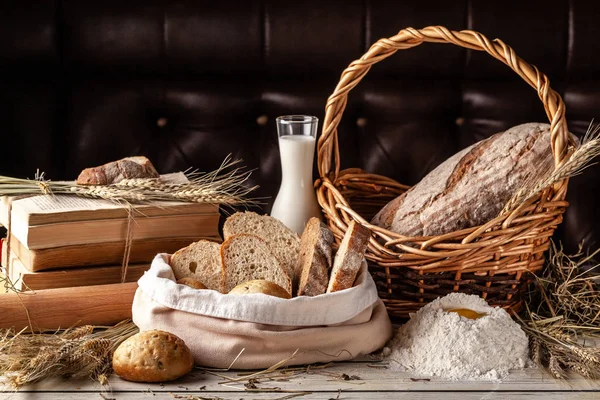 Bütün tahıl ekmeği kavramı. Un ve malzemeler ahşap bir masa, ekmek ve rulolar gelen pirinç, buğday un. Gluten free ekmek. Kopya alanı, seçici odak