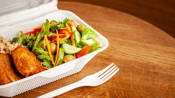 Vejetaryen ve sağlıklı beslenme kavramı. Bezelye, salata, ogretsami, domates, zeytin ve yulaf lapası Eko-kutusunda gıda nişasta dan beşamel sos. mahvolmuş kişisel zararlı olan yemekleri. Kopya alanı, seçici odak