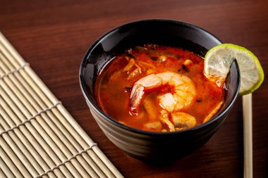 Asya mutfağı kavramı. Deniz ürünleri, karides ve sebze çorbası.