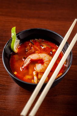 Asya mutfağı kavramı. Deniz ürünleri, karides ve sebze çorbası.