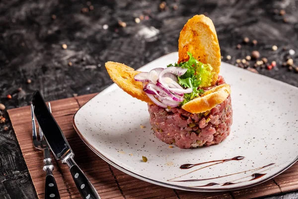 法国美食理念 生小牛肉焦油浸泡在盖帽 洋葱和面包烤面包 — 图库照片