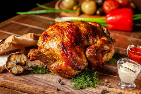 全体の家族のためのお祝い家の焼かれた鶏グリル 鶏にソースと野菜の木の板にあります — ストック写真
