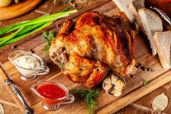 Праздничный Домашний Запеченный Куриный Гриль Всей Семьи Цыпленок Лежит Деревянной — стоковое фото