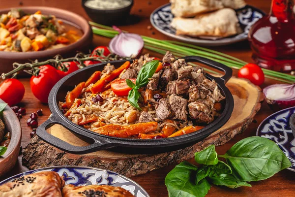 Concept Ouzbek Cuisine Orientale Pilaf Dans Une Casserole Fonte Avec — Photo