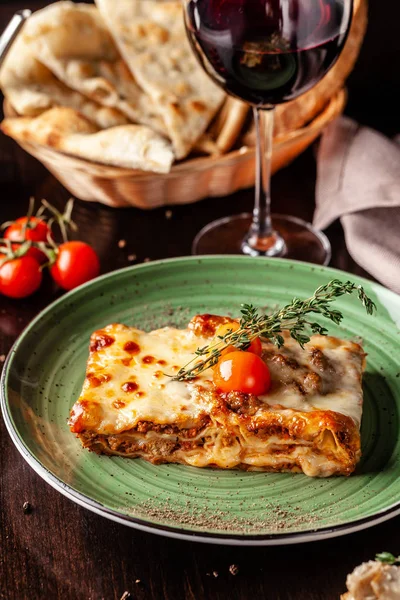 Concetto Cucina Italiana Lasagne Forno Con Bolognese Tritato Pasta Pomodorini — Foto Stock