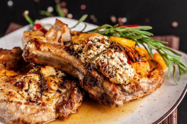 Meksika mutfağı kavramı. Baharatlı sos, kırmızı biber salsa, şeftali ve karides ızgara domuz biftek. Güzel restoranda garson. Arka plan resmi