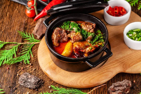 塞尔维亚美食的概念 多汁的烤牛肉 配以土豆 蔬菜和青菜 在木板上的铁火中食用 — 图库照片