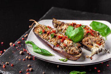 Portekizce mutfağı. Fırında patlıcan mantar, et, sebze ve parmesan peyniri. Kopya alanı, seçici odak
