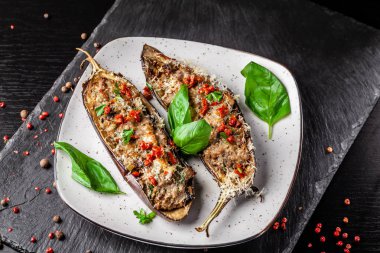 Portekizce mutfağı. Fırında patlıcan mantar, et, sebze ve parmesan peyniri. Kopya alanı, seçici odak