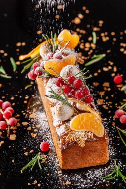 Ev tatil için pişirme kavramı. Noel, yeni yıl pastası kuru üzüm, fındık, Kuru meyve ve çilek ile.