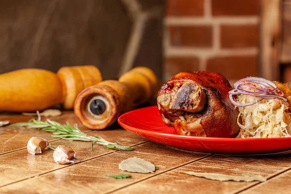 Concetto Cucina Ceca Noce Maiale Forno Con Crauti Patate Fritte — Foto Stock