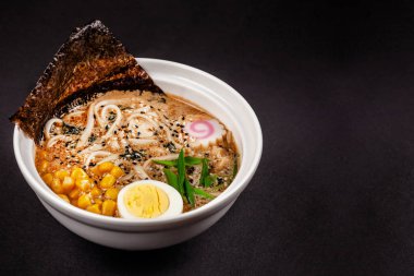 Asya mutfağı kavramı. Ramen Çin Eriştesi, yumurta, Mısır, yeşil soğan ve baharat balık çorbası. Japonca veya Çince yemek.