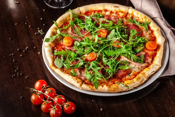 Concetto Cucina Italiana Pizza Con Salsiccia Pancetta Pomodorini Rucola Accanto — Foto Stock