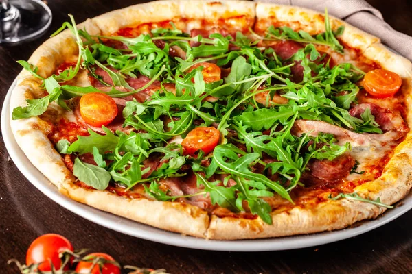 Concept Cuisine Italienne Pizza Saucisson Salami Bacon Tomates Cerises Roquette — Photo