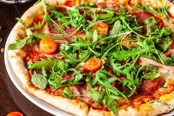 Concetto Cucina Italiana Pizza Con Salsiccia Pancetta Pomodorini Rucola Accanto — Foto Stock