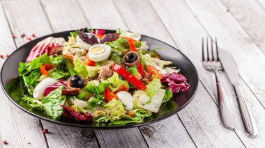 İspanya mutfağı. Karışık salata balık salata, kırmızı ve yeşil Bulgar biber, bıldırcın yumurtası, Konserve uskumru, zeytin, zeytin yağı ve susam terbiyeli. Güzel bir siyah plaka restoran hizmet veren
