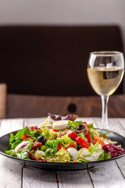 İspanya mutfağı. Karışık salata balık salata, kırmızı ve yeşil Bulgar biber, bıldırcın yumurtası, Konserve uskumru, zeytin, zeytin yağı ve susam terbiyeli. Güzel bir siyah plaka restoran hizmet veren