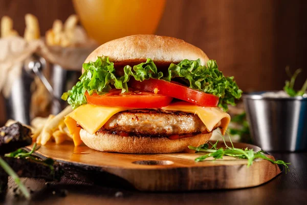 Concepto Cocina Americana Hamburguesa Jugosa Con Empanada Carne Tomates Queso — Foto de Stock