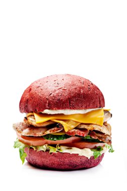 Siyah, kırmızı ekmek gelen Amerikan Burger. Et patty, kaşar peyniri, marul, domates ve sous, burgers beyaz bir arka plan ile. Vejetaryen burger avokado ile. Menü için görüntü izole.