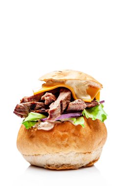 Siyah, kırmızı ekmek gelen Amerikan Burger. Et patty, kaşar peyniri, marul, domates ve sous, burgers beyaz bir arka plan ile. Vejetaryen burger avokado ile. Menü için görüntü izole.