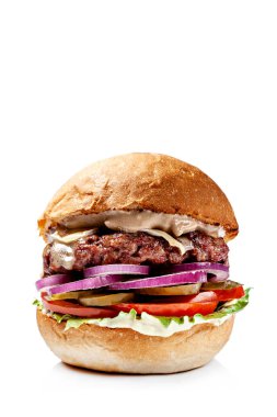 Siyah, kırmızı ekmek gelen Amerikan Burger. Et patty, kaşar peyniri, marul, domates ve sous, burgers beyaz bir arka plan ile. Vejetaryen burger avokado ile. Menü için görüntü izole.