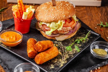 Modern Hint mutfağı 2019 kavramı. Taze hamburger soya köftesi, sebze ve salata, patates krizi ve taze sebze ile yapılmış. Hint baharat. kopya alanı