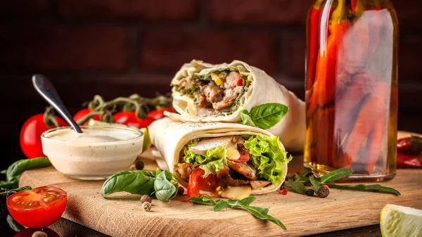 Cozinha Mexicana Burrito Com Frango Tomate Cereja Alface Cogumelos Rucola — Fotografia de Stock