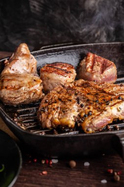 Amerikan mutfağı kavramı. Sulu et Biftek Biftek karabiber ile bir dökme demir tava ızgara. Uygun evde et pişirme. Bir menü Restoranlar veya kafe için arka plan resmi. kopya alanı